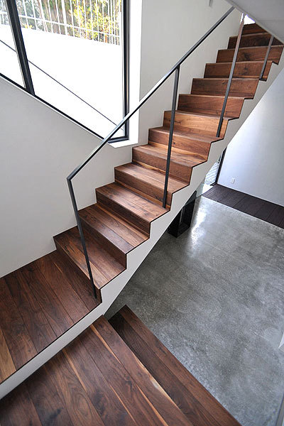 品番:bw-step-111018 ブラック ウォールナット 無垢フローリング 階段材 施工画像（段板 蹴込板） 鉄骨階段