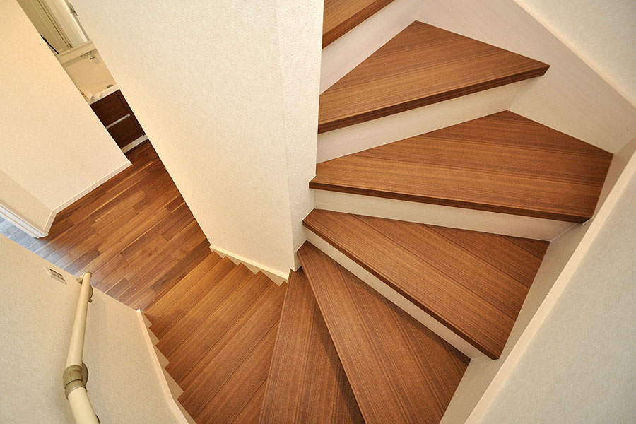 品番:bw-step-141107 ブラック ウォールナット 無垢フローリング 階段材 施工画像 （練り付け集成材 段板のみ・その他の部材は既製品） 階段からホール