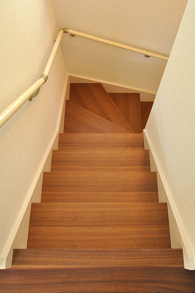 品番:bw-step-141107 ブラック ウォールナット 無垢フローリング 階段材 施工画像 （練り付け集成材 段板のみ・その他の部材は既製品） オイル塗装