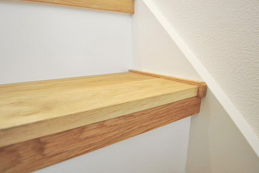 品番:dn-step-200205 北海道産　ナラ 無垢フローリング 階段材 施工画像 床材品番:DN　框材