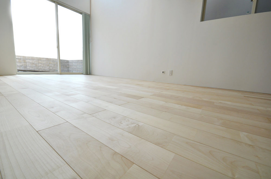 品番:gm-13 2011年8月12日施工事例 光沢のある木肌 白い家