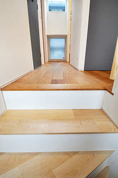 品番:sm-14 シルキー メープル 無垢フローリング 階段材 施工画像 上段框