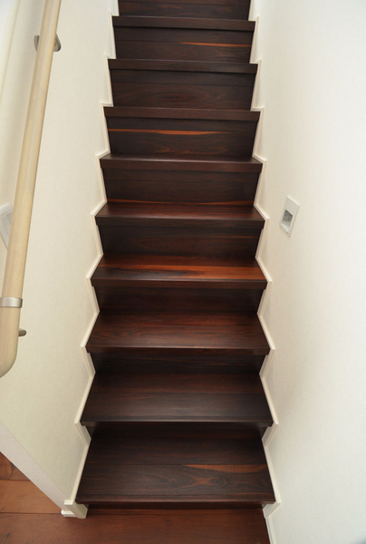 品番:wm-step-110116 ウォールナット・モカ 無垢フローリング 階段材 施工画像 床材品番:WM（段板部材 蹴込板部材 段鼻部材加工 框材 オイル塗装） 蹴込板